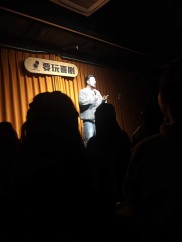 爱游戏体育-关于观众欢呼声不断，球场气氛热烈的信息