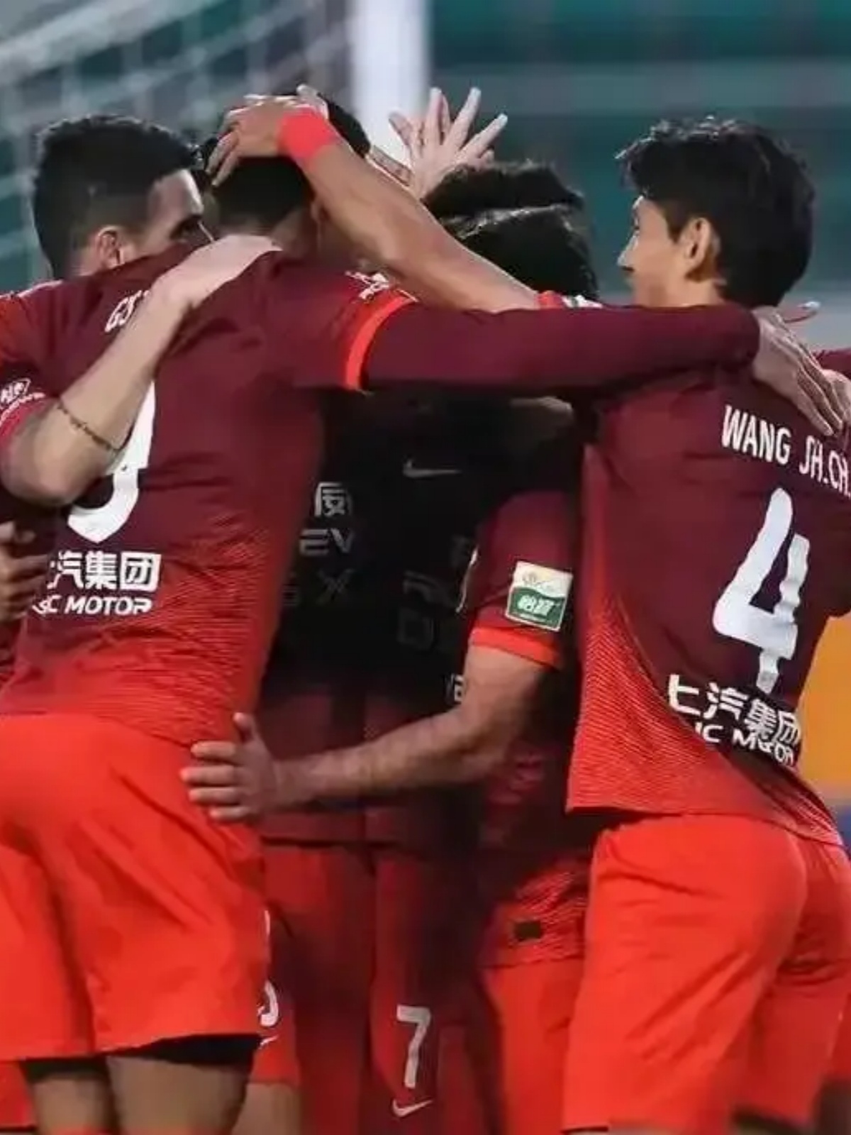 包含纷争激烈的赛事中球员展现出色表现，惊险一幕的词条