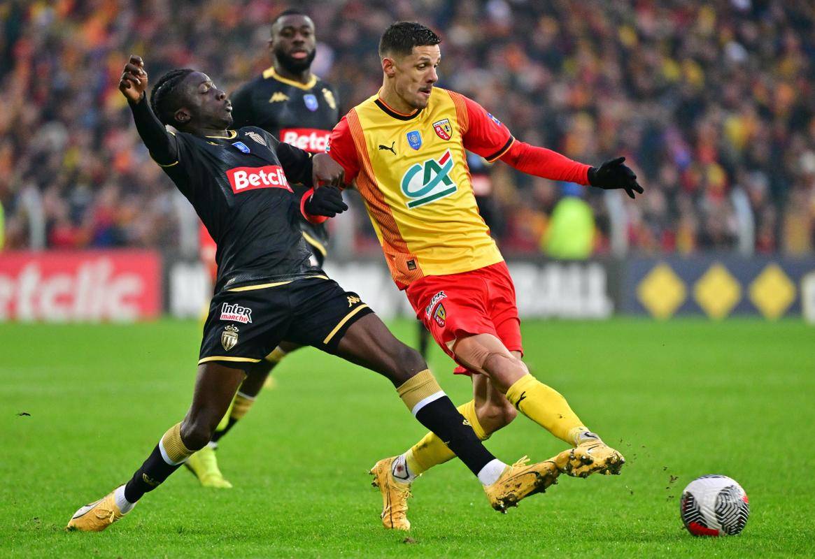 包含蒙彼利埃客场不敌，遭遇挑战的词条