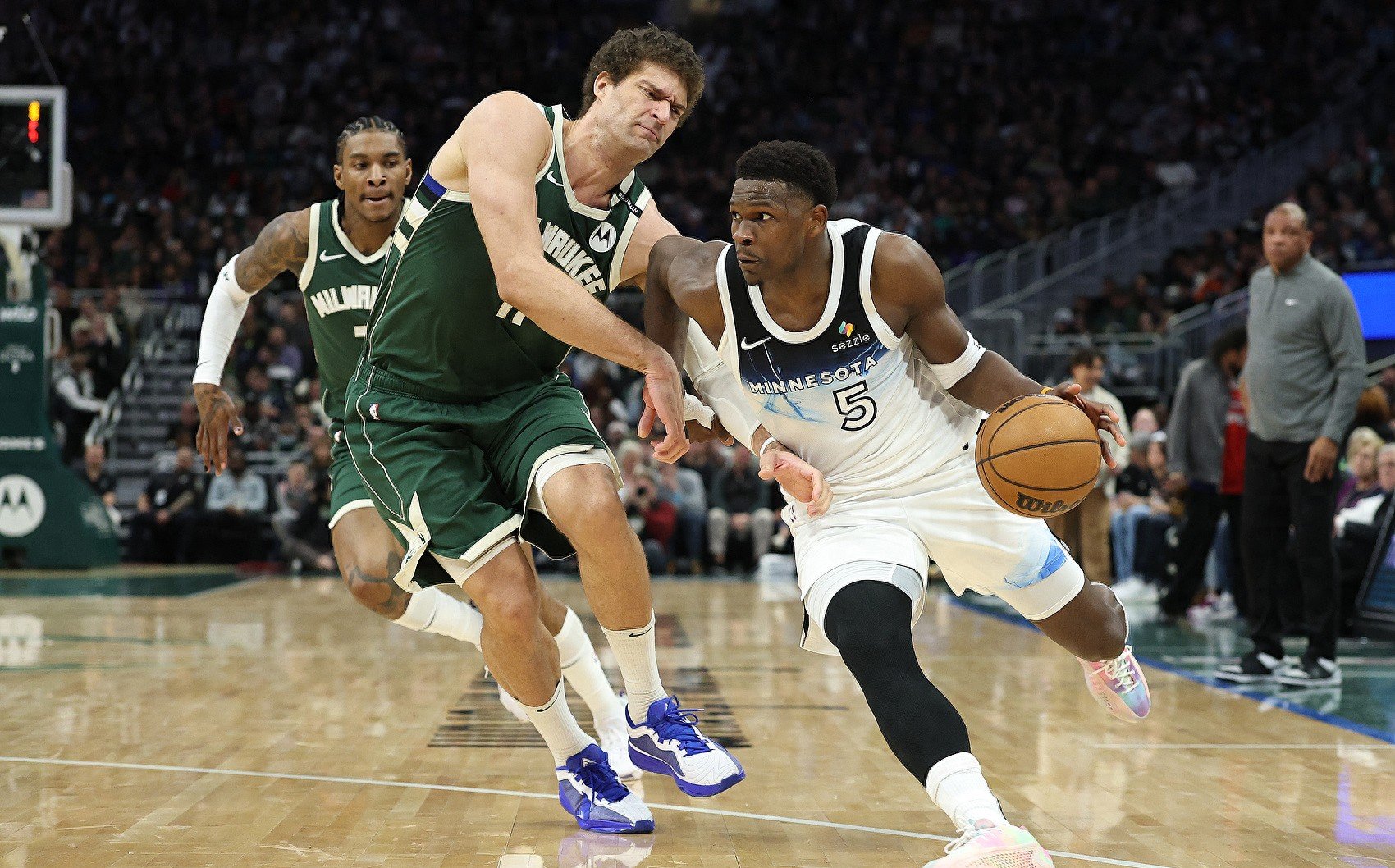 雄鹿击败马刺，保持不败纪录