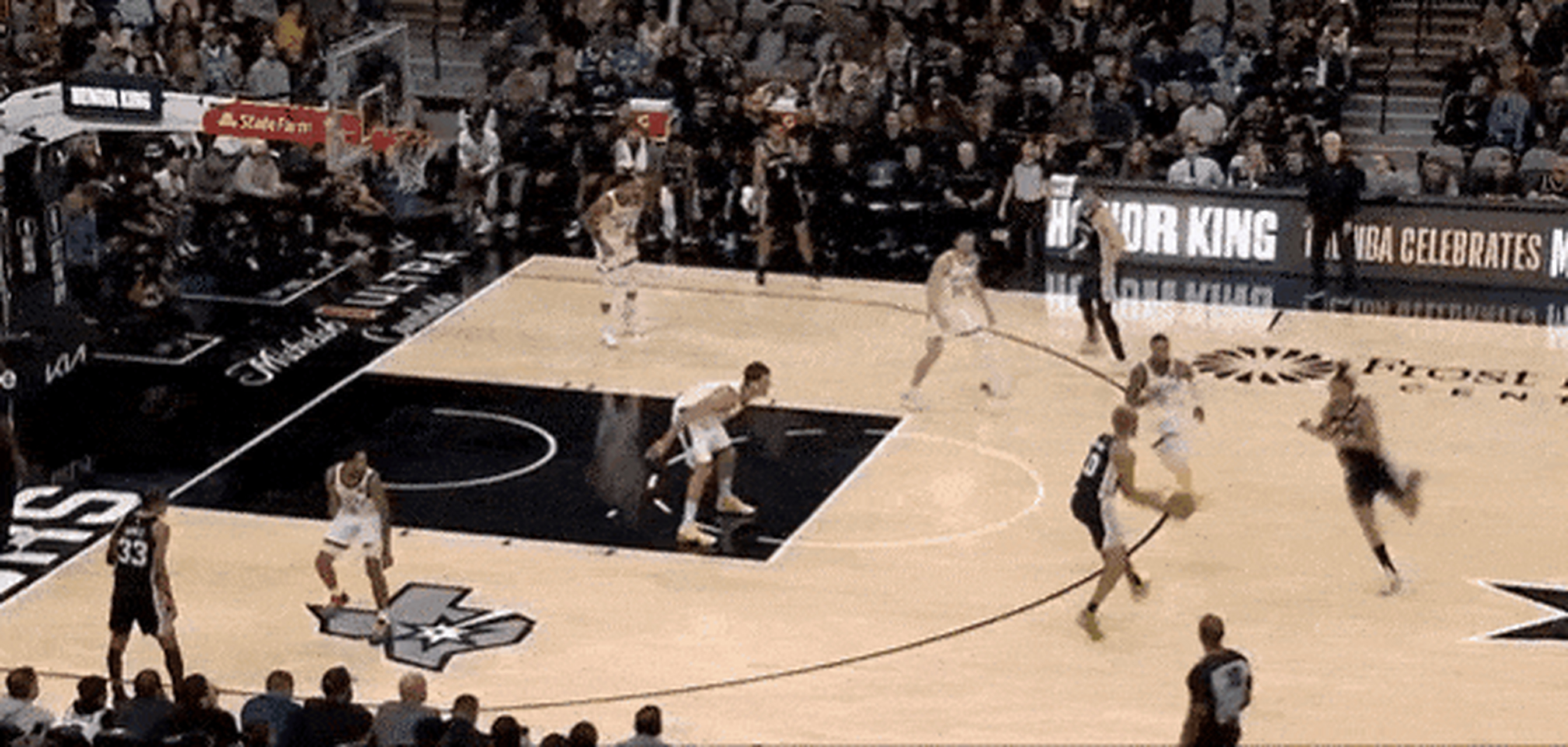 雄鹿击败马刺，保持不败纪录