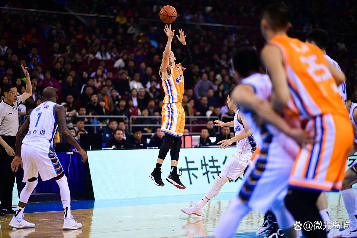 步行者客场战胜尼克斯