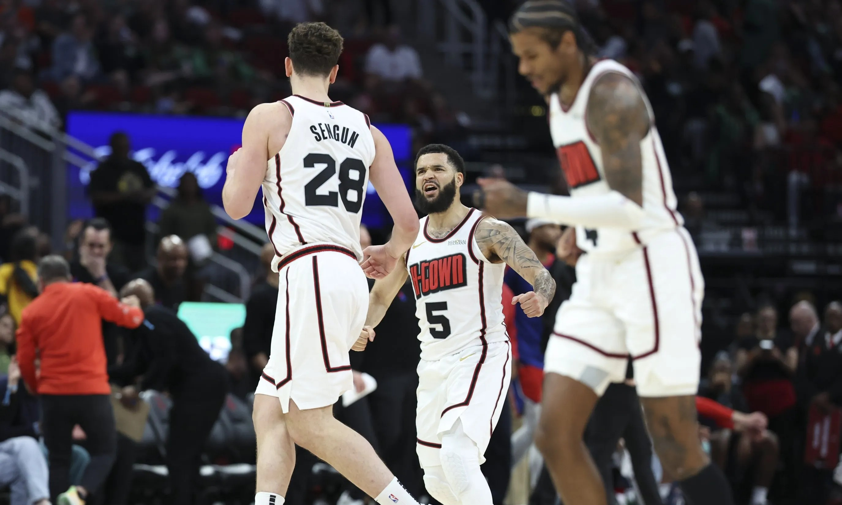 火箭在主场击败掘金，保持不败势头的简单介绍