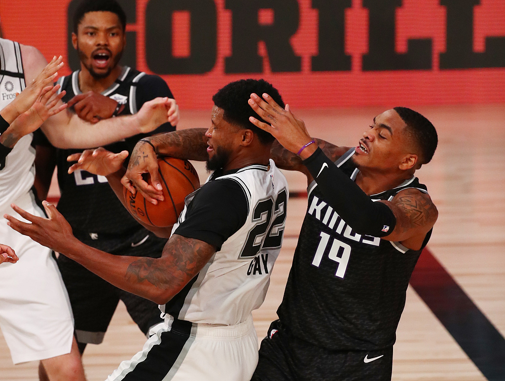 马刺完胜爵士，德罗赞24分送16助攻的简单介绍