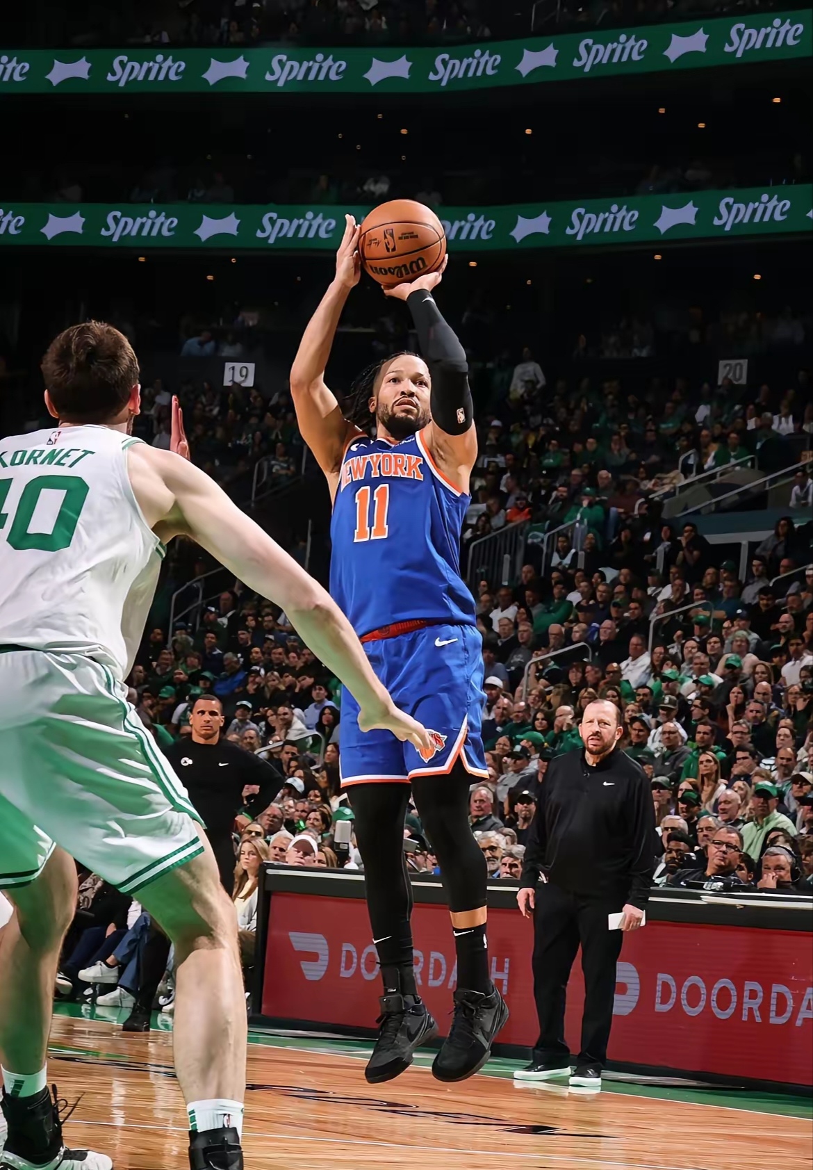 关于凯尔特人血洗马刺，布克绝境逆转的信息