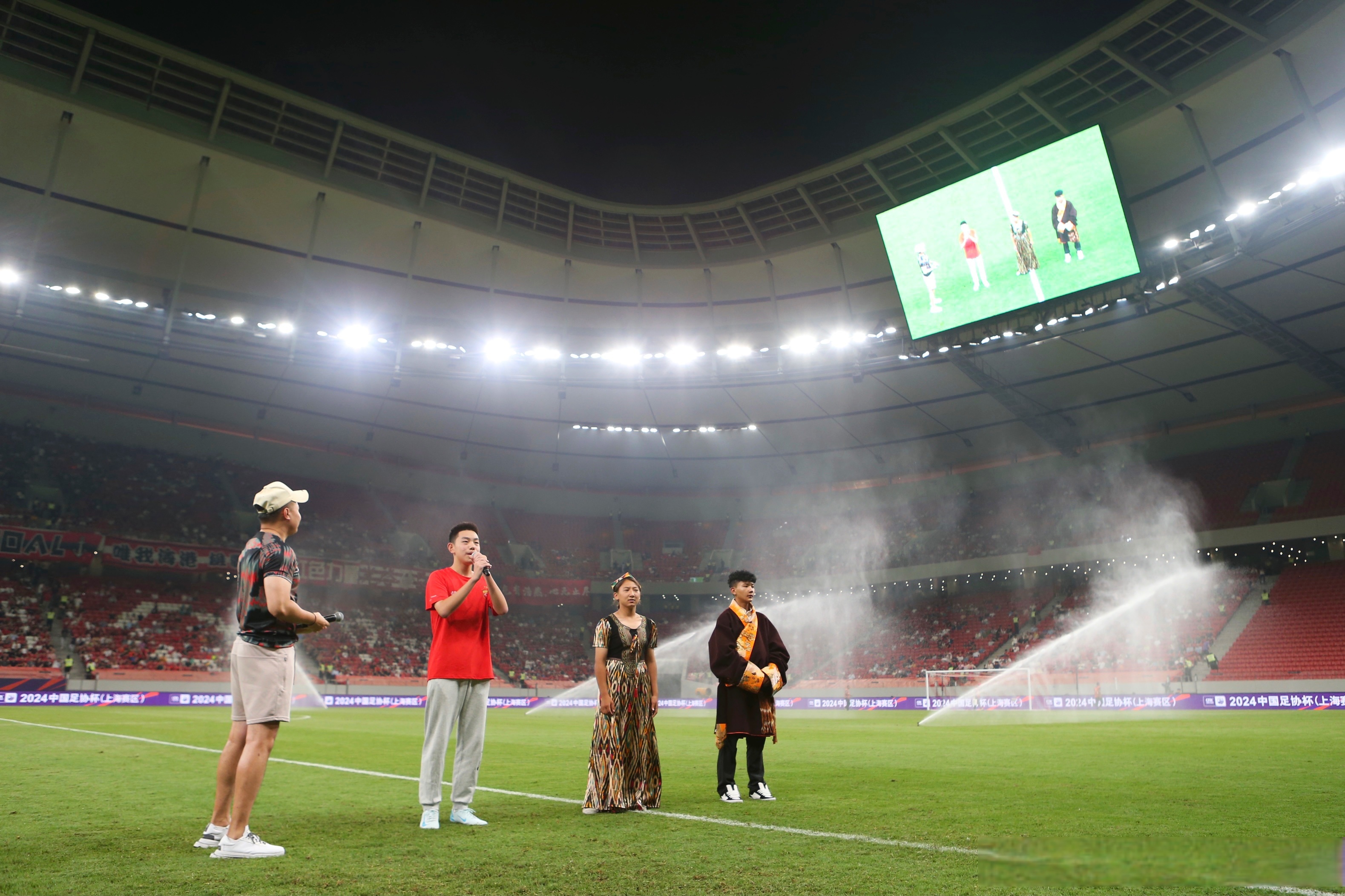 顶级足球比赛即将打响，球迷热情高涨