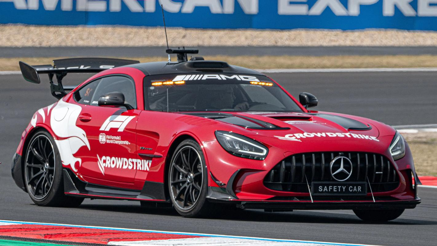 阿斯顿马丁碾压红牛车队，拉塞尔点燃赛场