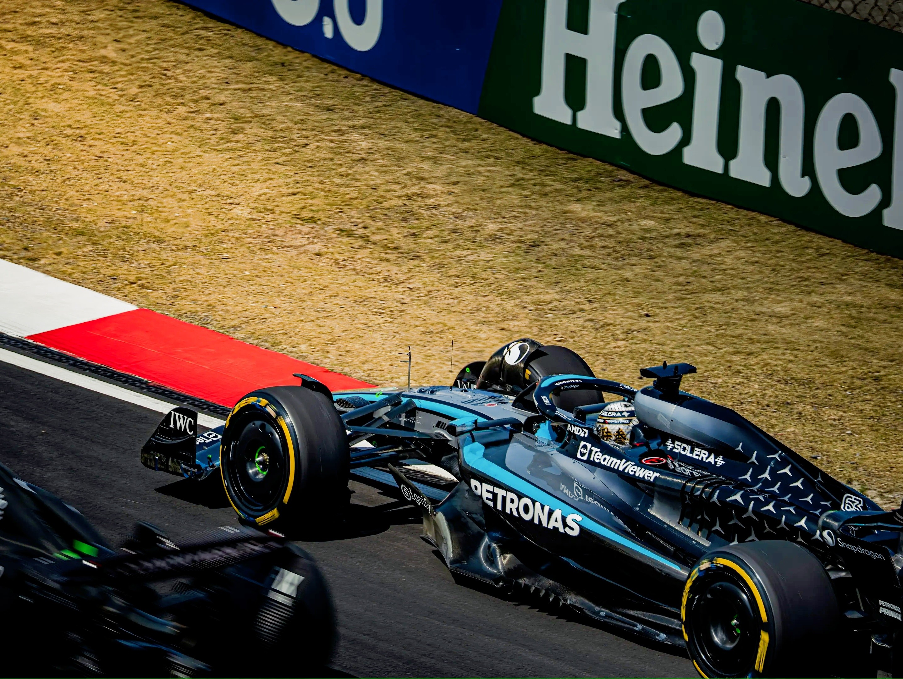 哈斯车队鏖战红牛车队，周冠宇带队取胜