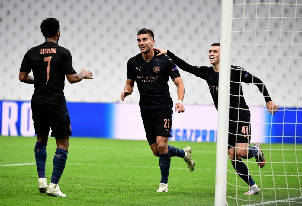 纽卡素门将连挡数球，临危不乱